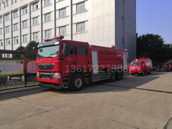 重汽豪沃16噸水罐消防車