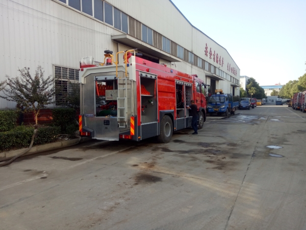 豪沃7噸干粉泡沫聯(lián)用消防車(chē)