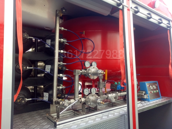 豪沃7噸干粉泡沫聯(lián)用消防車(chē)