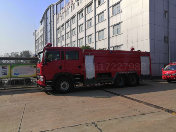 重汽豪沃16噸水罐消防車