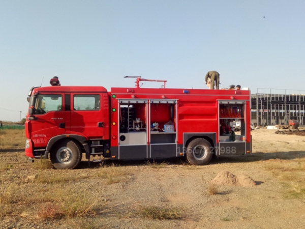 干粉水聯用消防車